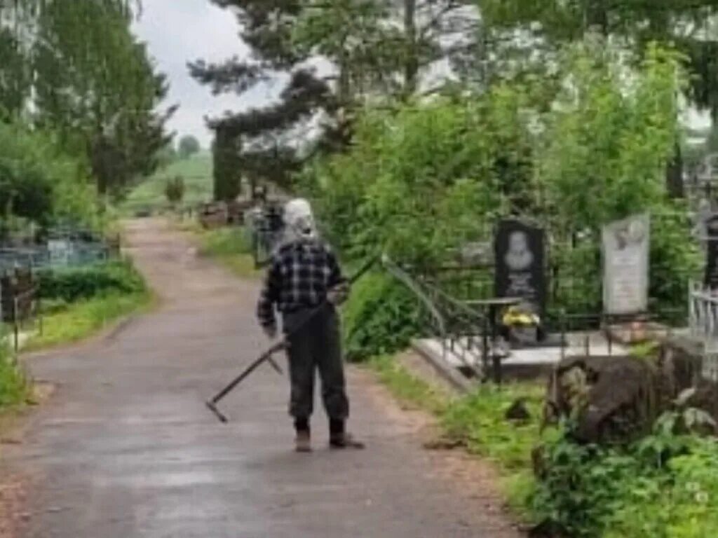 На благовещение можно ездить на кладбище. Кладбище Сухиничи городское. Кладбище дедушка. Работник кладбища. Хозяин кладбища.