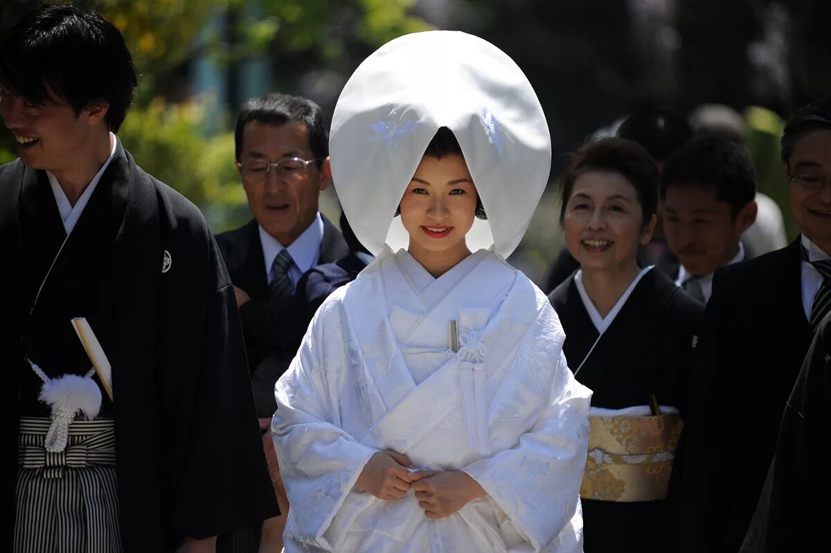 Японская свадьба в синтоистском храме. Свадебные церемонии Японии традиционная. Смотрины невесты в Японии. Японская свадьба традиции. Японский жених