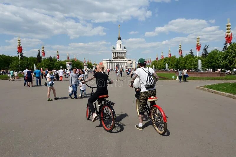 Вело прокаттна вднх. Велосипедисты на вднх. Ретрозаезд велосипед краснодар 2014. Велопрокат вднх. Вднх можно ли кататься на велосипеде.
