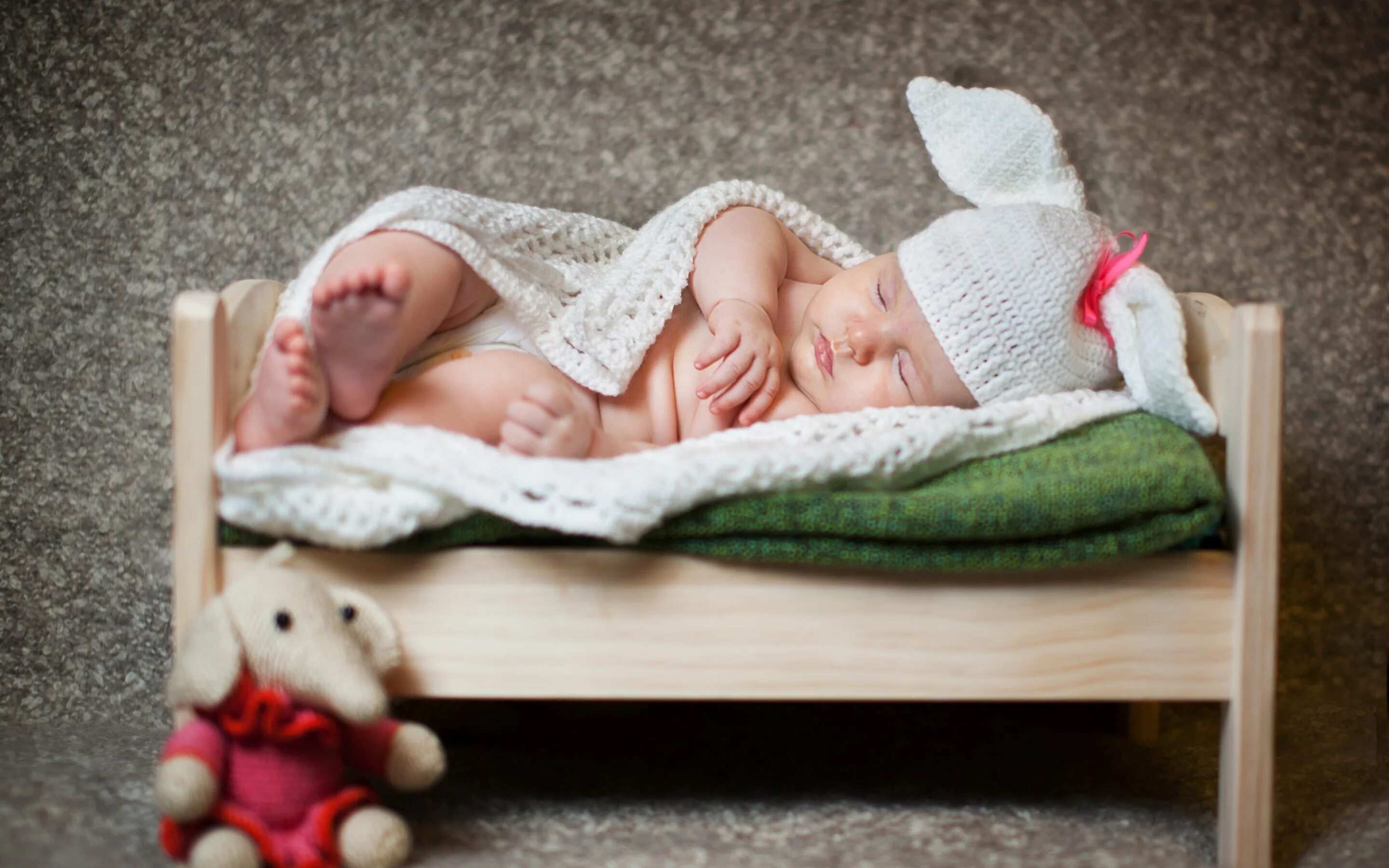 Спящие малыши в кроватке. Спящие малыши. Фотосессия новорожденных. Спящий младенец.