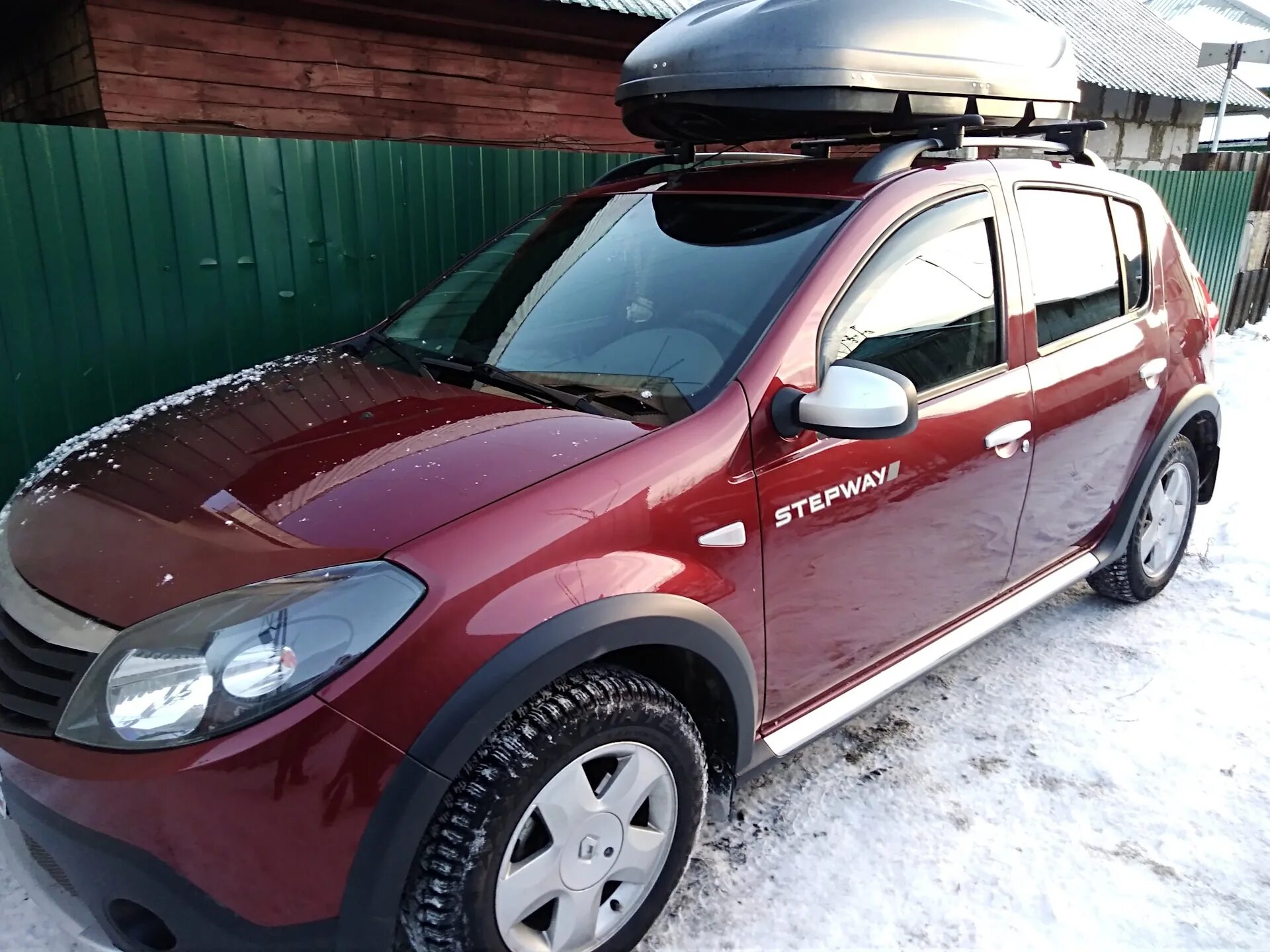 Сандеро степвей 2 багажник. Renault Sandero Stepway 1 багажник. Багажник Рено Сандеро степвей 2. Багажные дуги Renault Sandero Stepway 2. Автобокс на Рено Сандеро степвей 2.