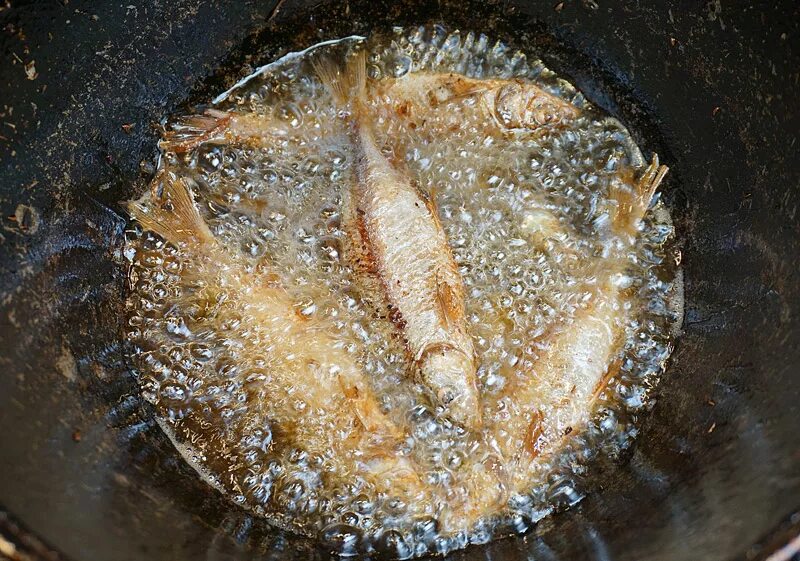 Какую рыбу жарят. Рыба во фритюре. Жарка рыбы во фритюре. Рыба жареная во фритюре. Рыбка жарится на сковороде.