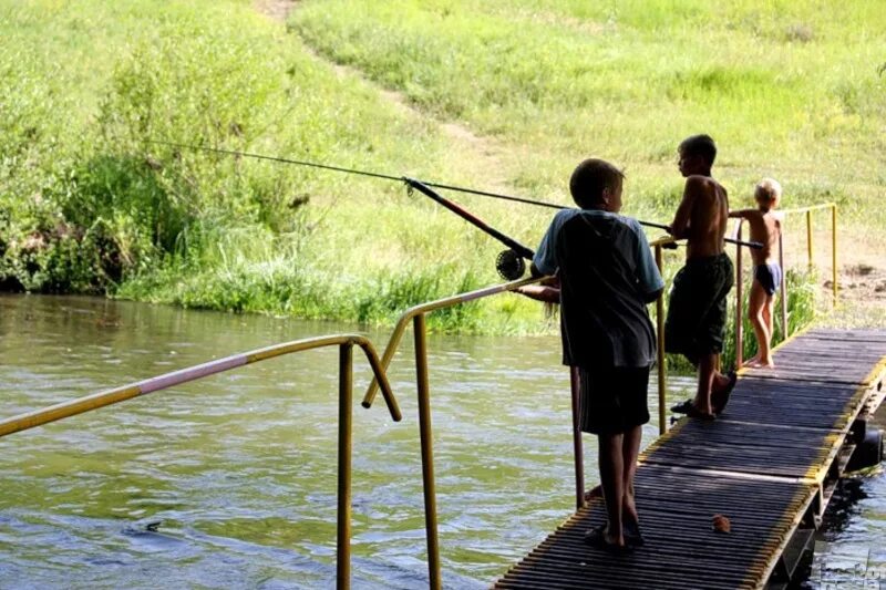 Рыбалка в деревне. Деревенские рыбаки. Дети рыбачат в деревенской речке. Рыбацкая деревня мальчишки.