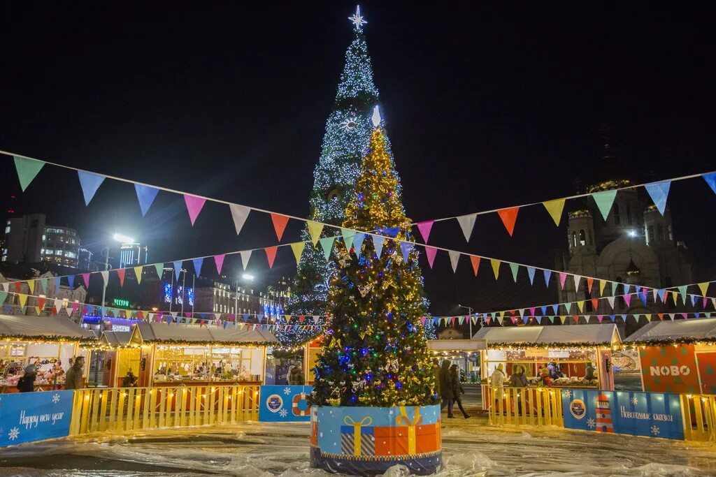 новогодняя елка во владивостоке на площади. администрация приморского р-на новогодние украшения. новый год в приморском. площадь владивостока 2022. новый год в приморском.