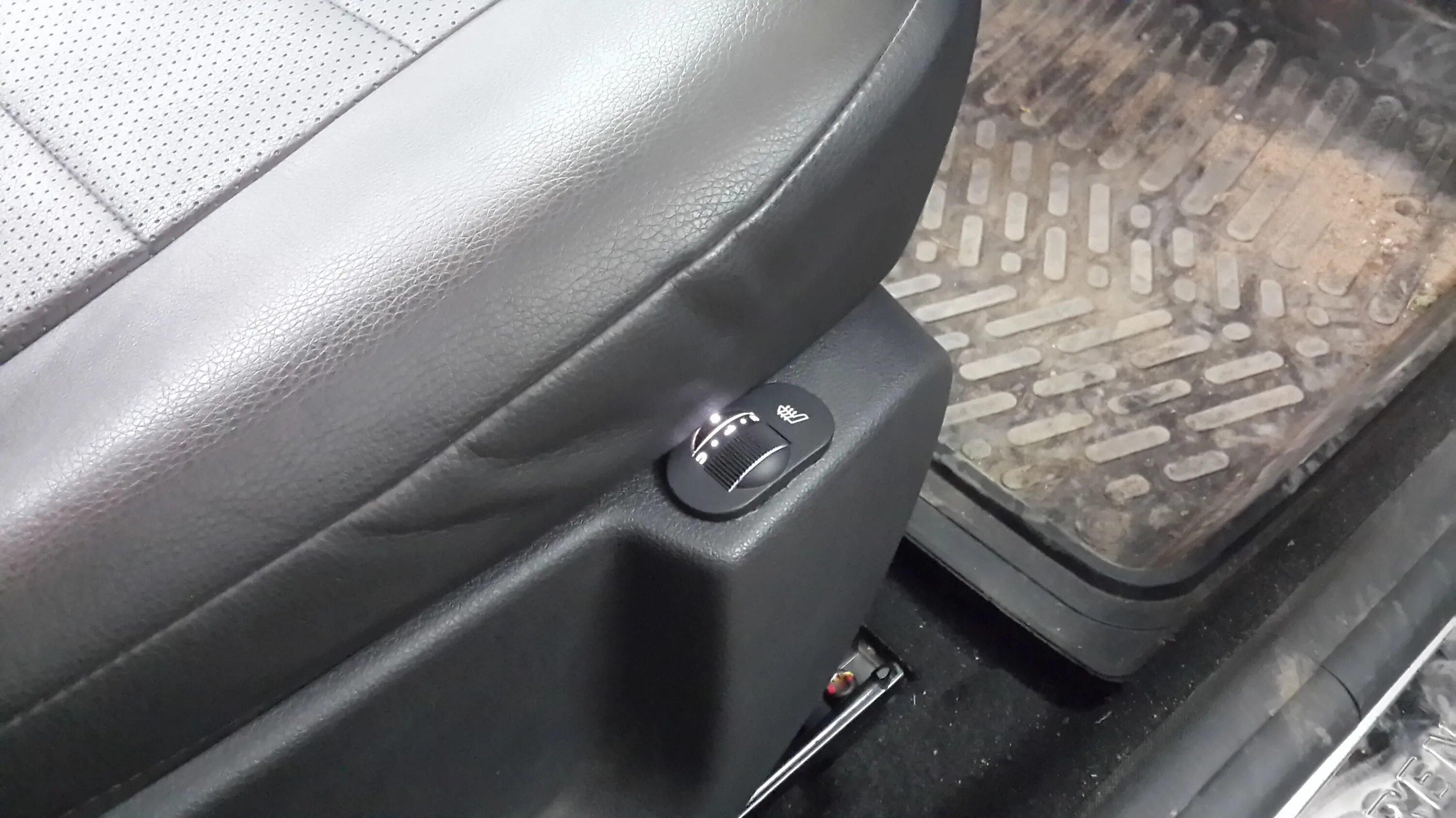 Подключил подогрев сидений - Nissan Terrano III, 1,6 л, 2014 года своими руками 