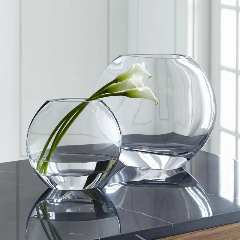 Почему стекло стеклянное. Glass Vase ваза. Стеклянная вазочка. Стеклянные круглые вазы. Стеклянные вазы в интерьере.