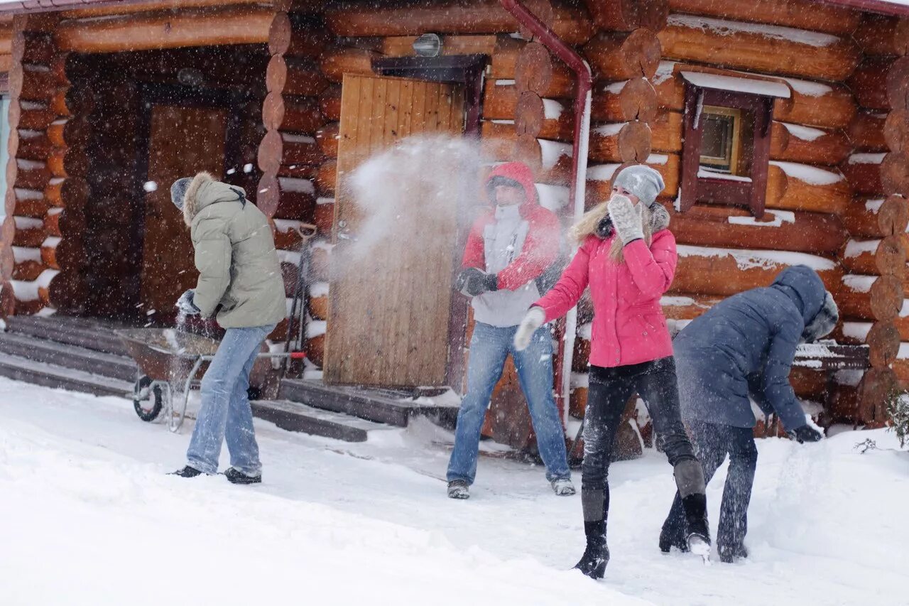 Вечером мы были на туристической базе. База отдыха зимой. Фотосессия на базе отдыха зимой. Компания на базе отдыха зимой. Зимняя турбаза.