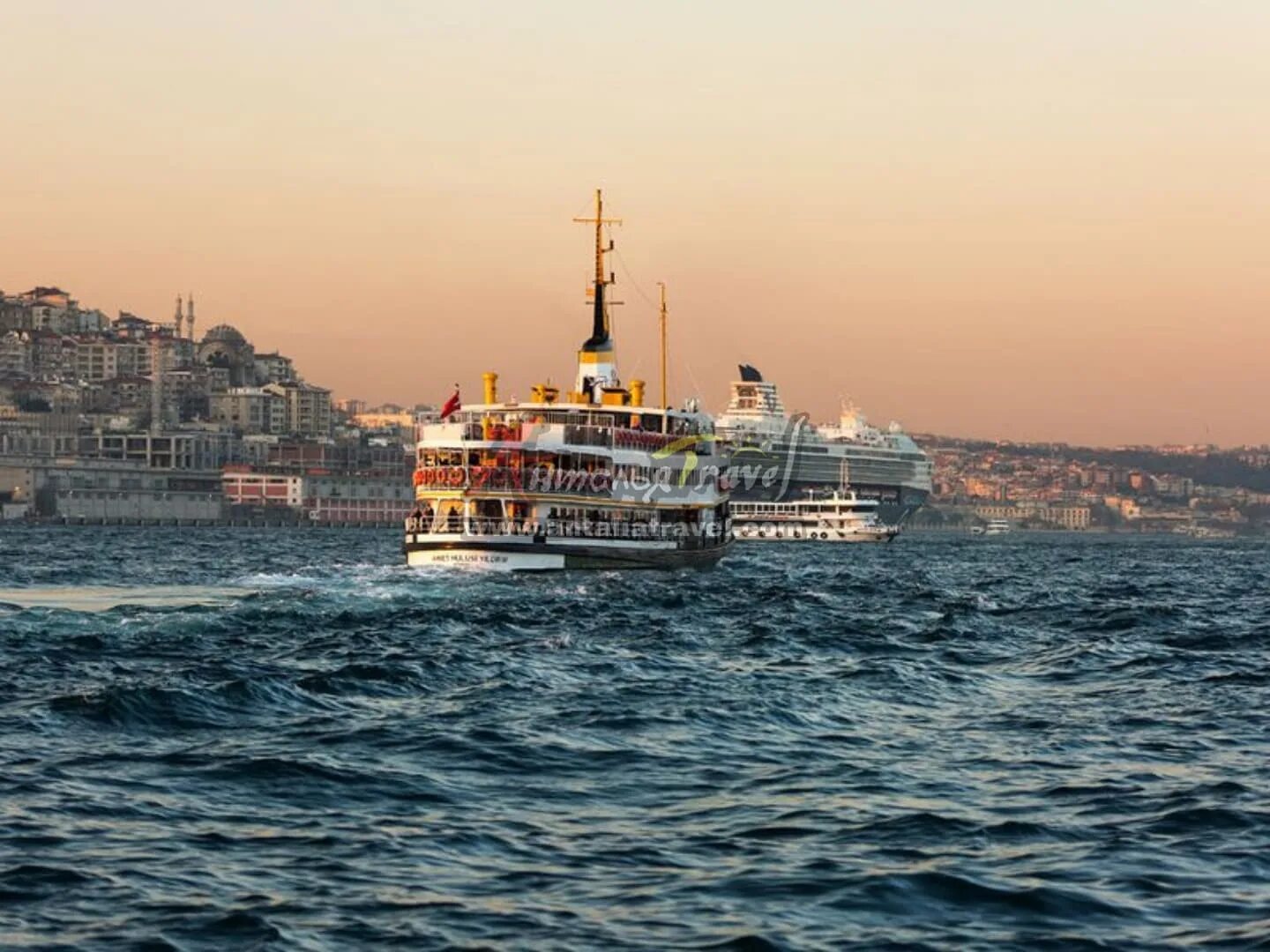 Стамбул русскоговорящий. Стамбул Босфор. Стамбул Босфорский пролив. Турция Стамбул залив Босфор. Пролтив Басфор в Стамбуле.