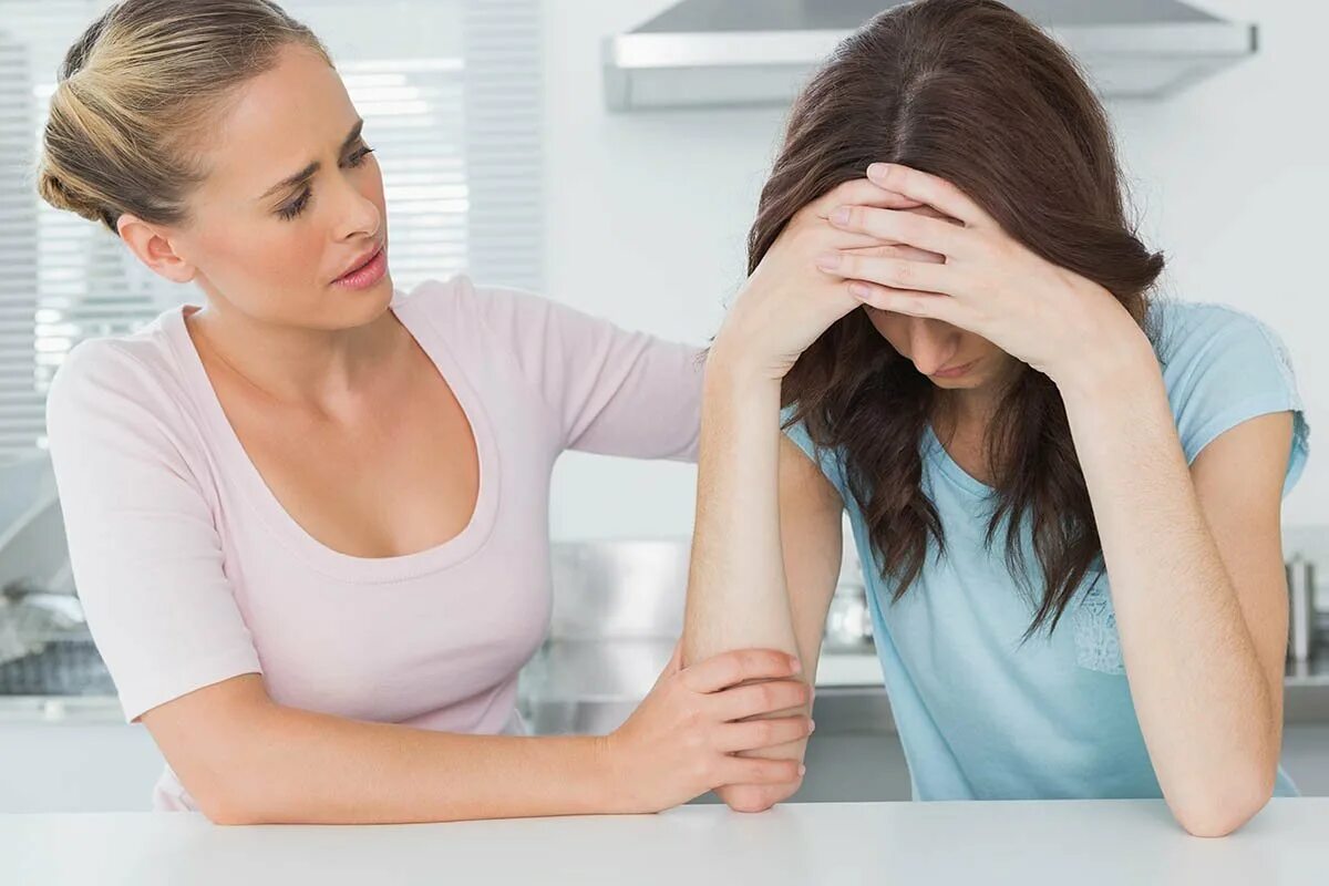 Мать с ребенком. Успокоить тип. Мама жалеет ребенка. Разговор с психологом. Успокоить тип.