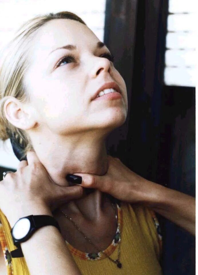 фетиш шея голову назад. Strangle neck. девушка голова назад. девушка откинув голову назад. китайские девушки strangle.