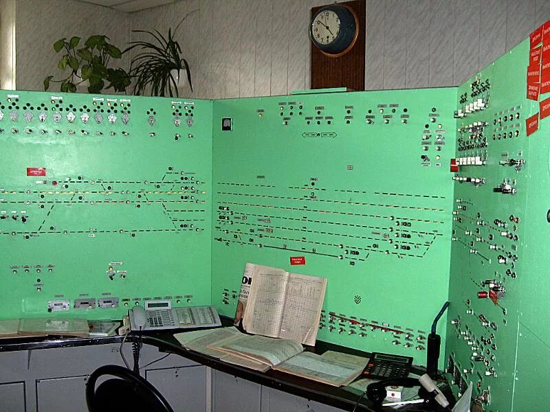 Дежурный по зданию. Пульт ДСП станции Бекасово-1. Пульт управления ДСП железнодорожной станции. ДСП И СЦБ пульт. Пульт ДСП станции Царскосельская.