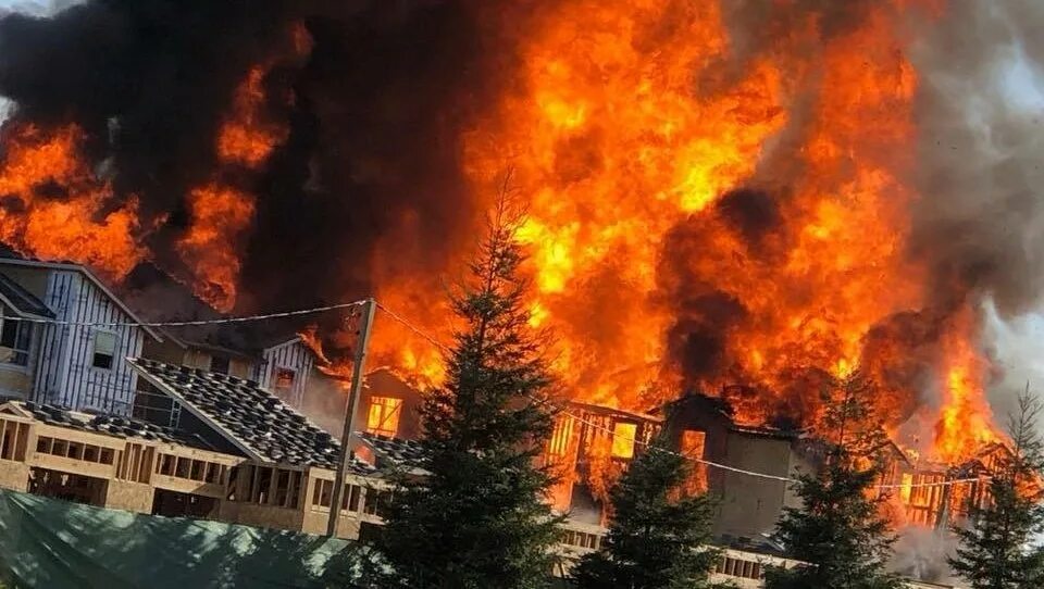 Горящий значения. Пожар во сне. сон пожар в доме. горящий дом во сне. огонь в спящем доме.