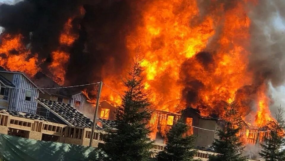 Пожар без огня во сне. Снится пожар. Горящий дом во сне. Сон пожар в доме. Огонь в спящем доме.