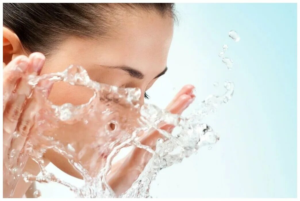 молоко в косметологии. девушка умывается. умываться мылом. девушка умывается. мыть лицо молоком.