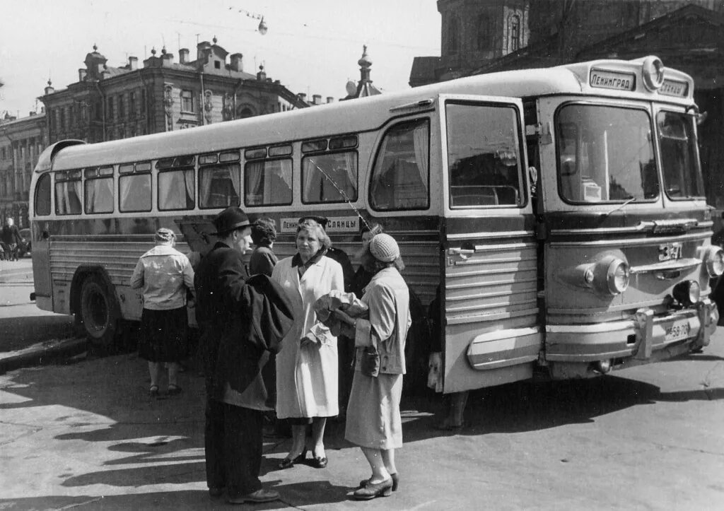 95 лет назад. Автобусы Ленинграда. Первый автобус Ленинград. Транспорт 50 лет назад. Фомаг автобусное движение Ленинград 1926.