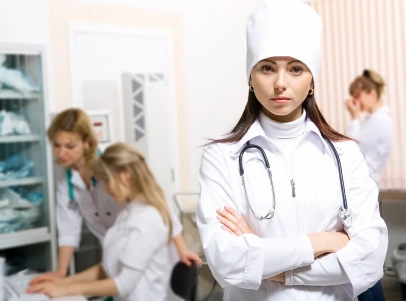 Врачи какие люди. Медсестра общей практики. Медицинская сестра общего профиля. Группа девушек врачей. Съемка для медицинских учреждений.