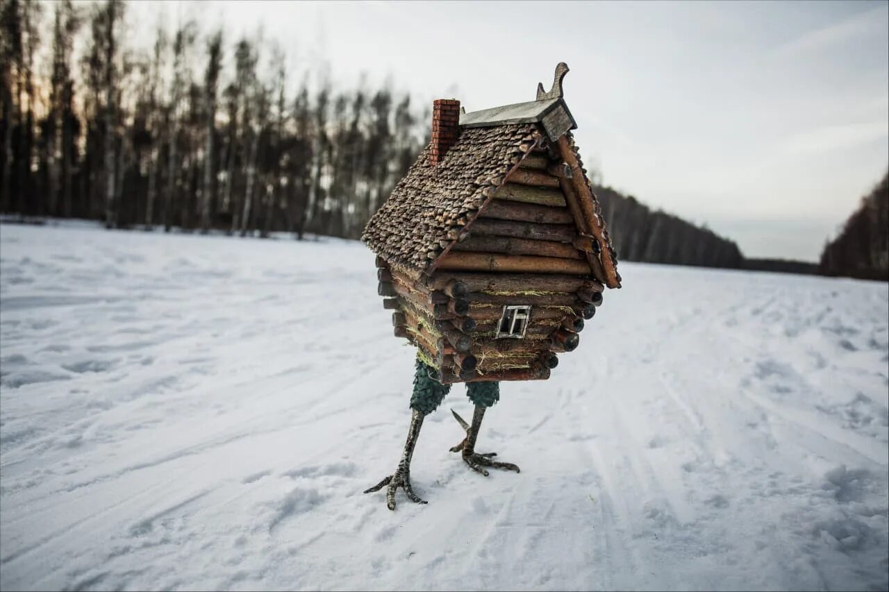 Кошка на курьих ножках. Дом на курьих ножках Кирово-Чепецк. Изба на курьих ножках. Избушка на курьих ножках. Домик на курьих ножках.