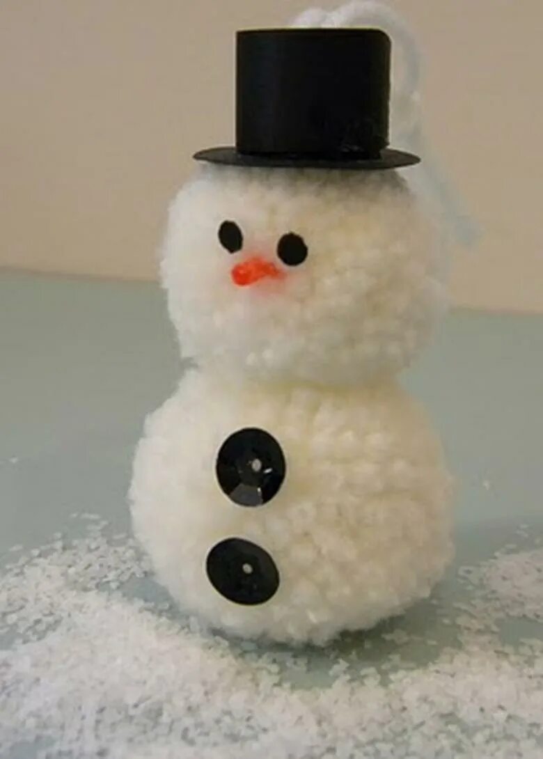 Снеговик поделка в детский сад. Снеговик из помпонов. Оригинальный Снеговик поделка. Новогодние игрушки из помпонов. Снеговик из бросового материала своими руками.