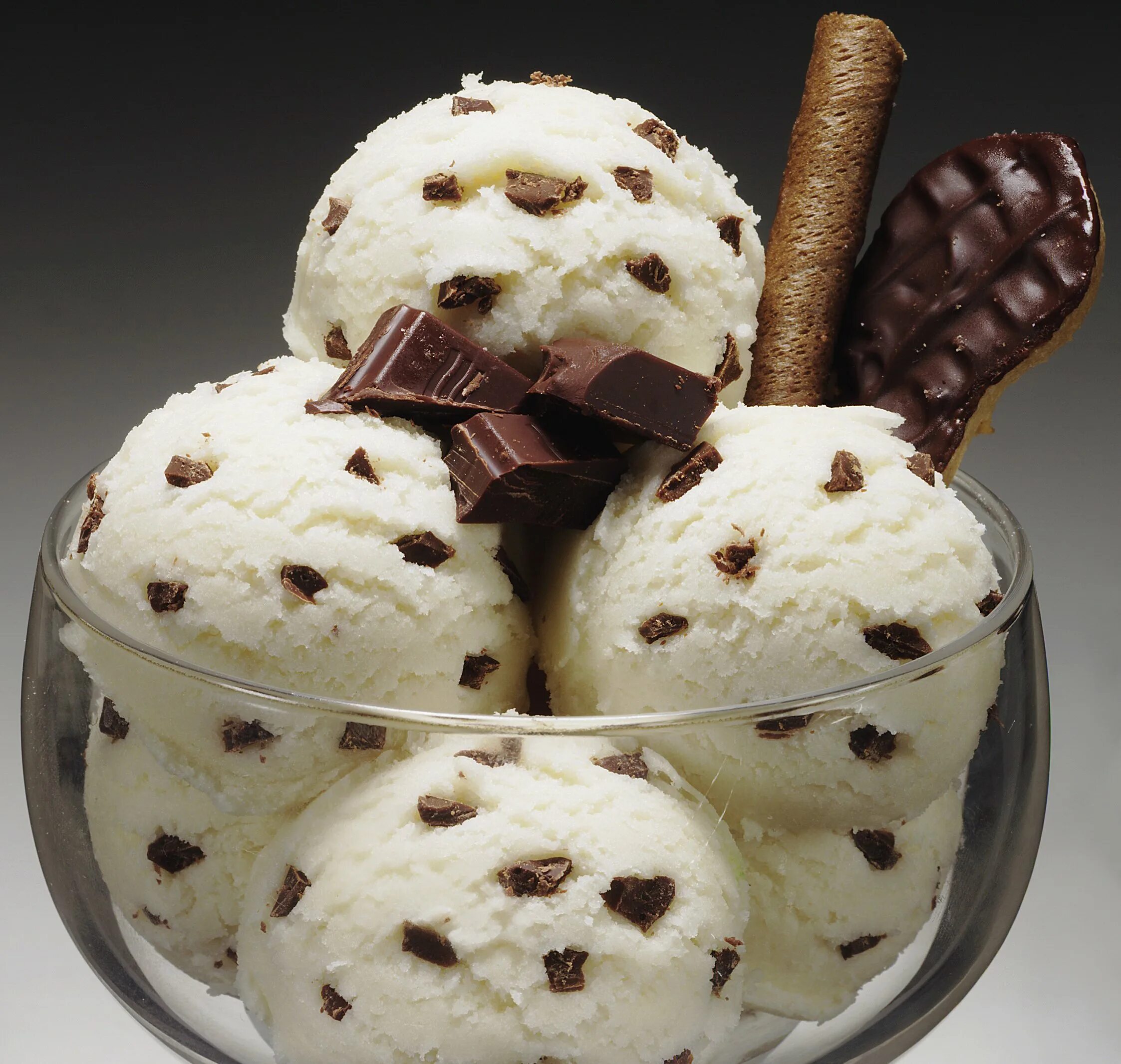 мороженое с шоколадной стружкой. страчателла пломбир. пломбир с шоколадной крошкой. пломбир с шоколадной крошкой. джелато страчателла.