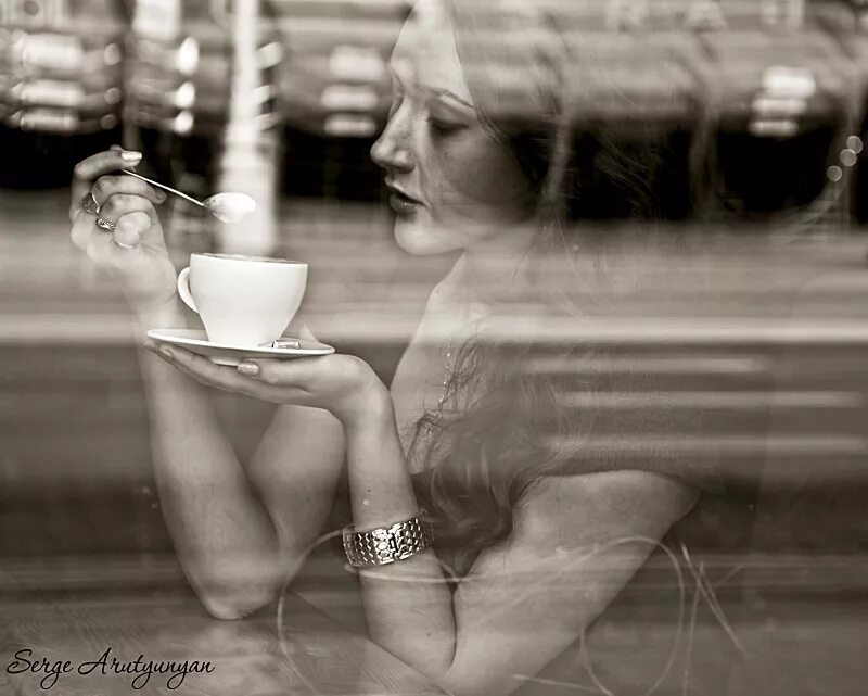 Одинокая девушка в кафе. Девушка в кафе у окна. Печальная девушка в кафе. Девушка одинокая в кафе за столиком. Песня нежная чае