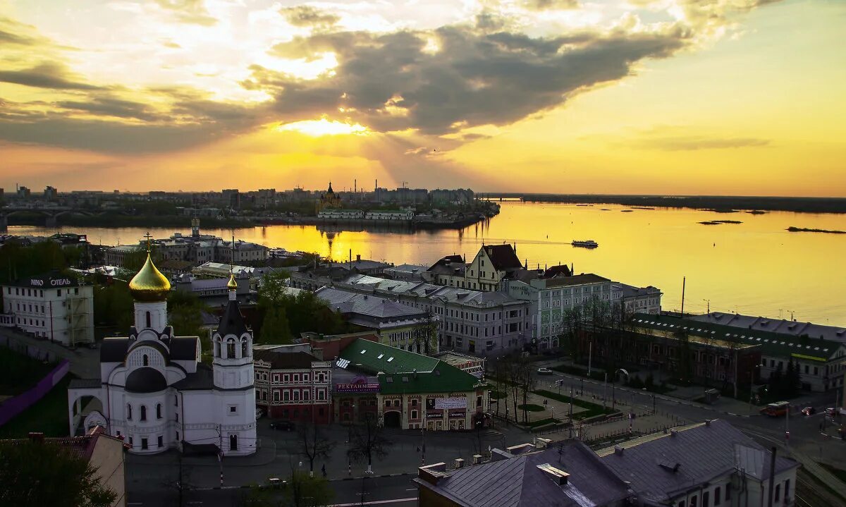 выбросы в омске вчера. вонь в городе. новосибирск ужасный город. запах в нн. стрелка на волге в нижнем новгороде.