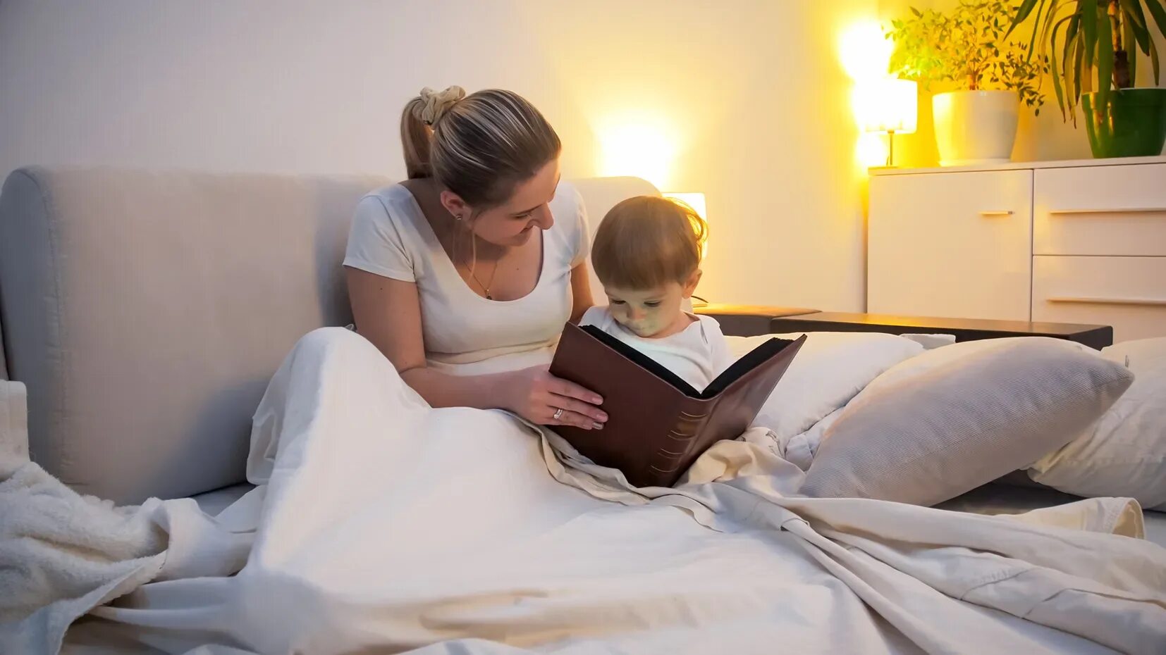 На кровати сын лежит на маме. Mum in bed. Мама перепутала кровати. Мама перепутала кровати. Девочки с мамой на кровати.