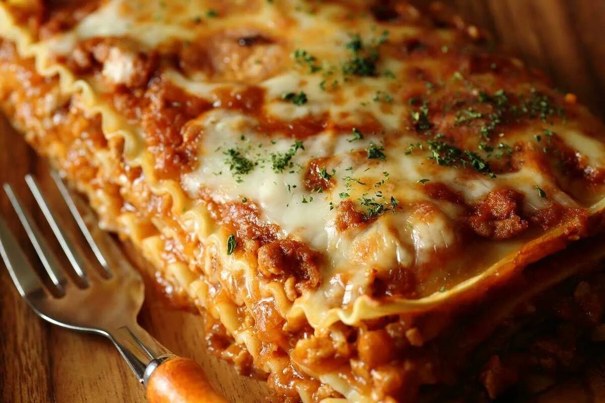 Лазанья болоньезе классический. Лазанья (Lasagne). Лазанья Италия. Лазанья Пармиджано.