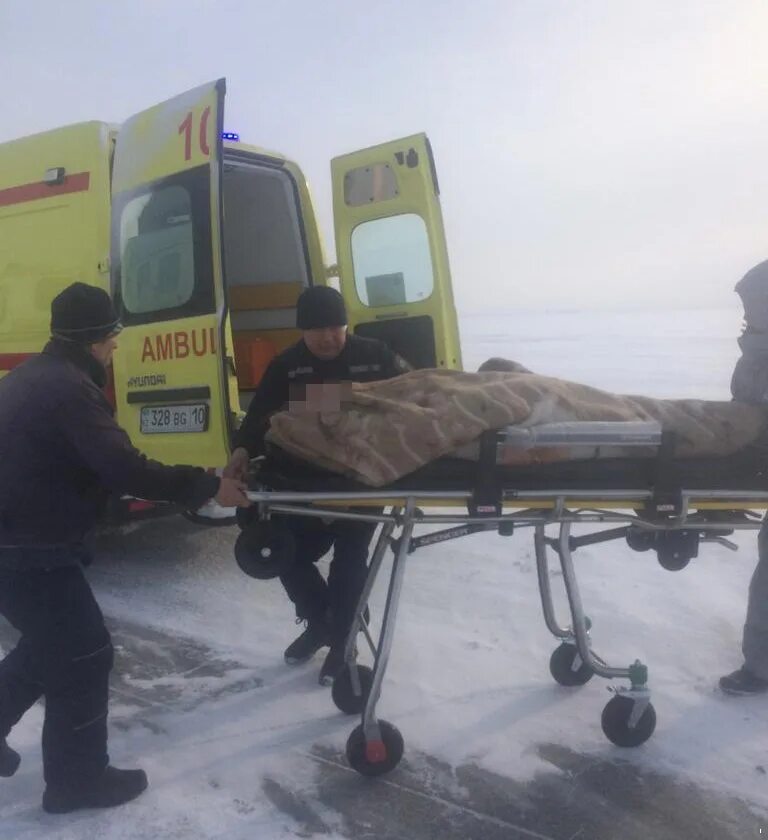 Доставили по скорой в больницу. Носилки скорой помощи. скорая зимой. заносят на носилках на скорой.