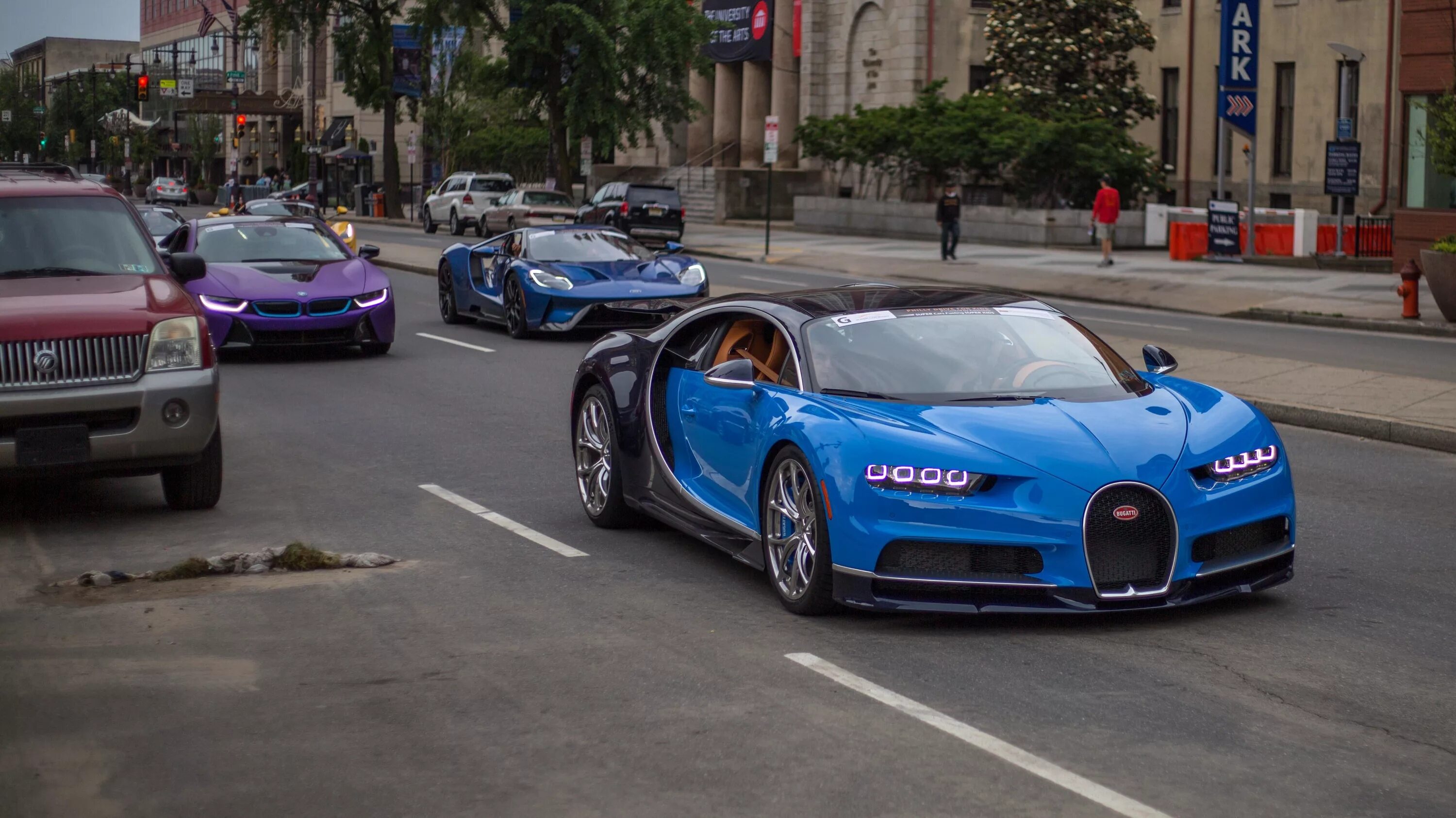 Bugatti в москве. Бугатти ЧИРОН. Бугатти ЧИРОН В МСК. Бугатти дива и Бугатти ЧИРОН. Бугатти ЧИРОН фиолетовый.