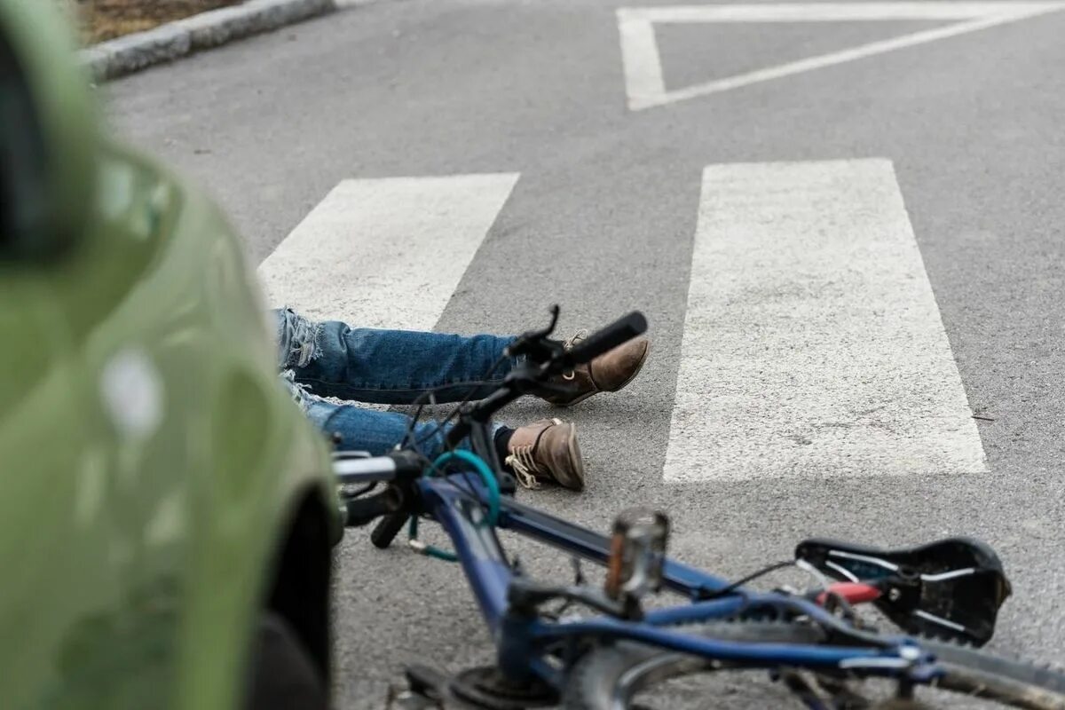 Сбил велосипедиста на пешеходном. Велосипедиста сбила машина.