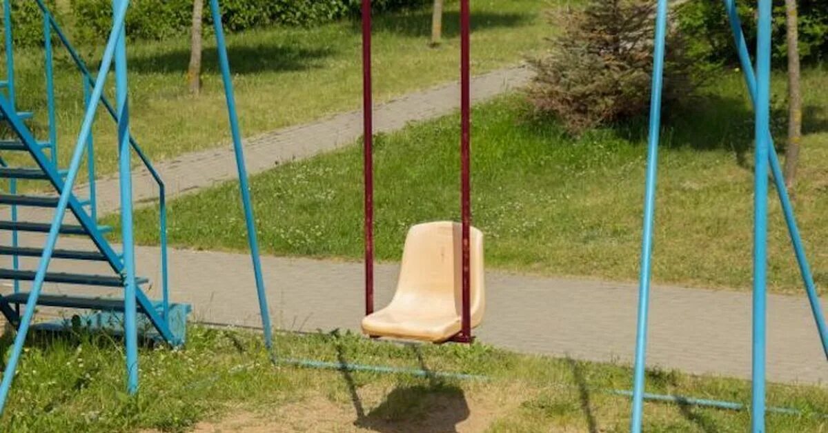 Качели для детской площадки. Упала качель. Сломанная детская площадка. Качели. Качели для детской площадки.