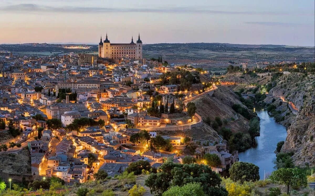Старый город толедо испания. Старый город толедо. Толедо город трех культур. Старый город толедо. Крепость толедский алькасар.