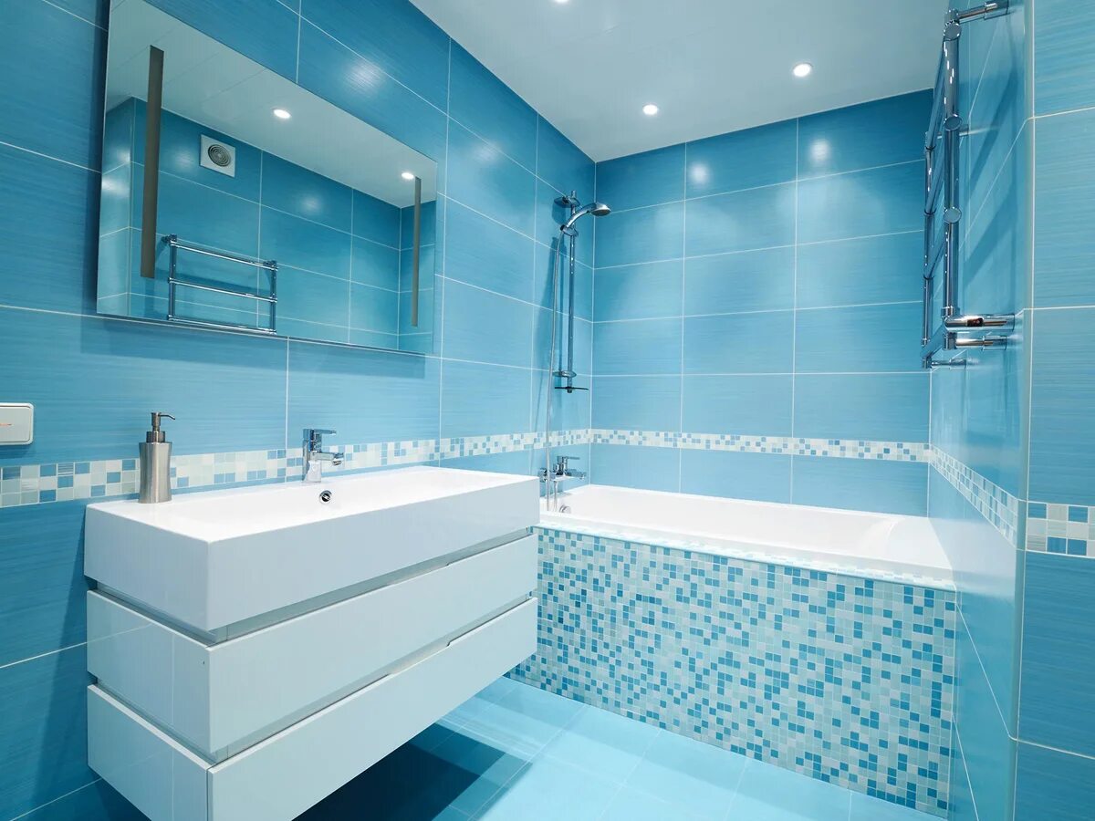 Какую плитку использовать в ванной. Ванная комната. Голубая плитка для ванной комнаты. Бело голубая ванная комната. Ванная в голубых тонах.