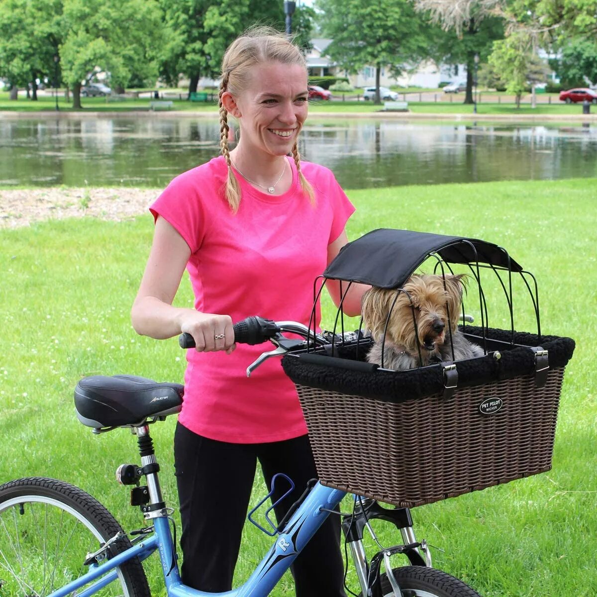 Travelin k9 Dog Bike Basket Carrier. Кормина на велосипед для собаки. Собака на велосипеде. Радиоуправляемый велосипед для собаки.