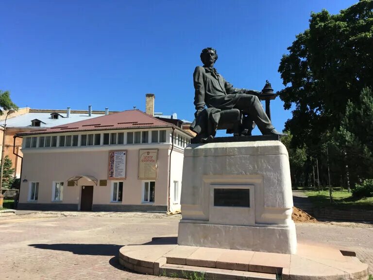 Тенишева культурный центр. Памятник Микешину в Смоленске. Смоленск ул Тенишева 5 центр культуры. Смоленск улица Тенишевой 5 МБУК центр культуры. Памятник Тенишевой.