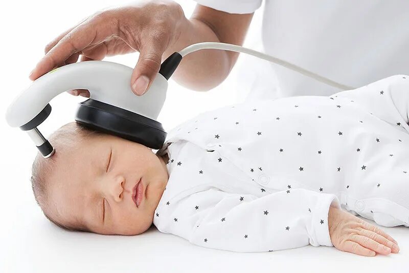 Прибор отоакустической эмиссии. Отоакустическая эмиссия аппарат. Аудиоскрининг новорожденных прибор. Аудиологический скрининг новорожденного. Аппарат для проверки слуха у новорожденных.