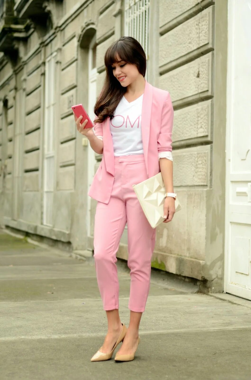 С чем надеть розовую. Одежда в розовых тонах. Розовый цвет в одежде. Розовая одежда для девушек. Яркие костюмы для девушек.