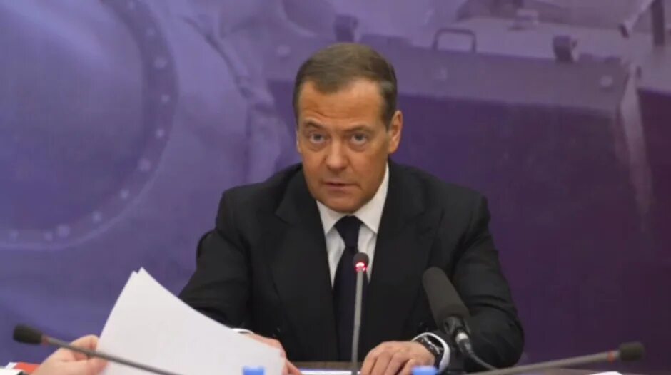 Сколько лет дмитрию медведеву в 2025