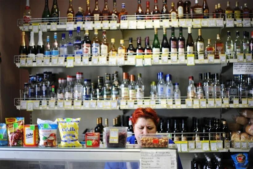 Деньги спиртное. Грузинские вина в магазине грузии. Запрет алкоголя. Рост цен на алкоголь. Вино и деньги.