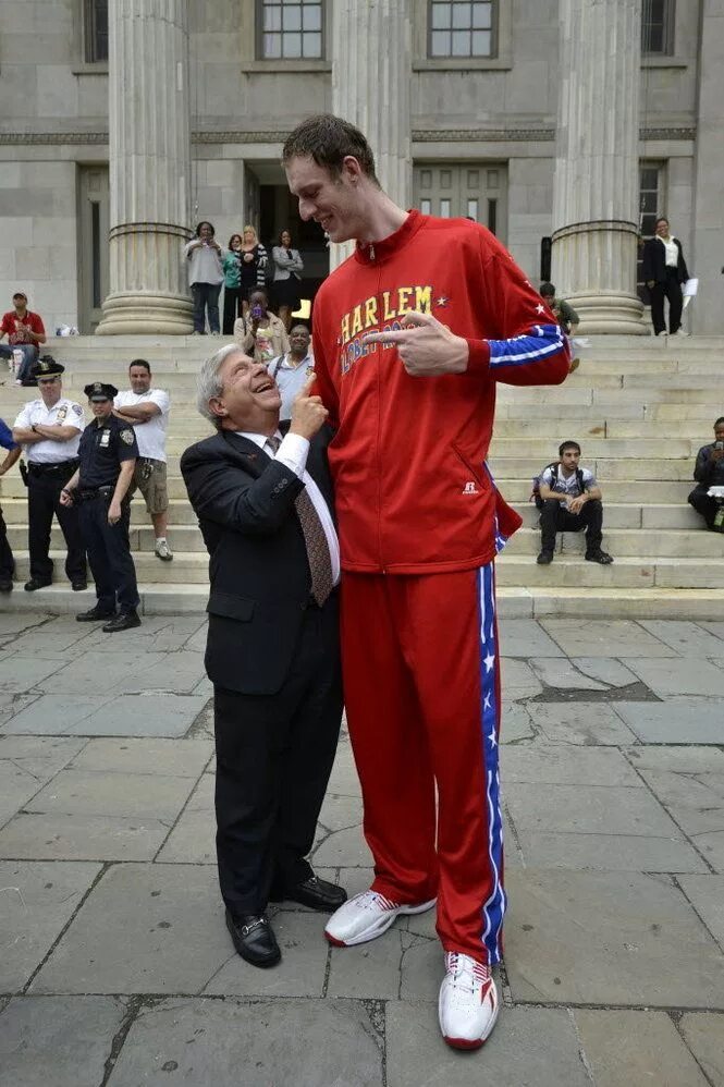 Сами высоки человек. Высокий человек. Самый высокий человек. Самый высокий человек рост. Высокий мужик.