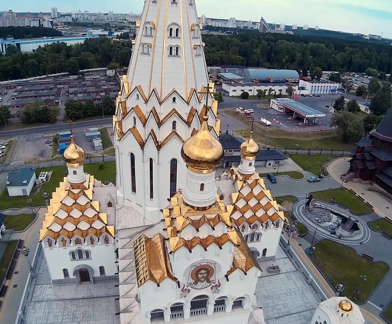 Приходы минска. Всехсвятская Церковь (Минск). Храм памятник Минск. Храм памятник всех святых в Минске. Всехсвятская Церковь Минск внутри.