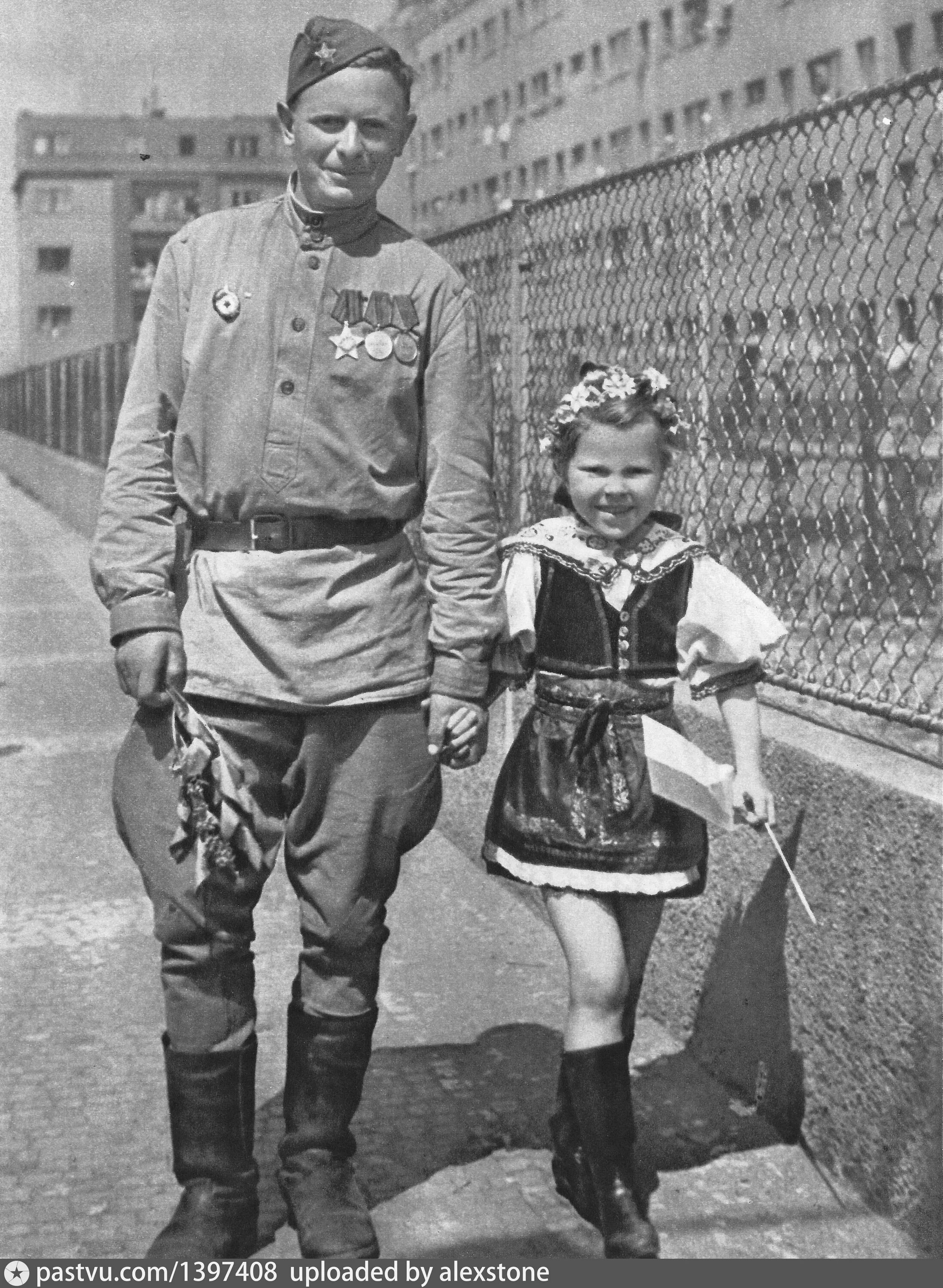 Франц грассер (грёссер). Руская левушка и немпцкий солдат. Советский солдат с ребенком. Война и любовь. Девочка с русскими солдатами.