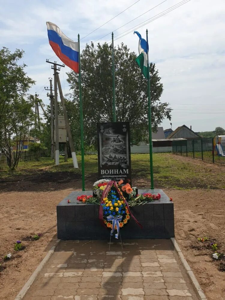 Дюртюли памятник воинам дюртюлинцам. Имай Утарово. Село Имай-Утарово. Учпили Дюртюлинский район.