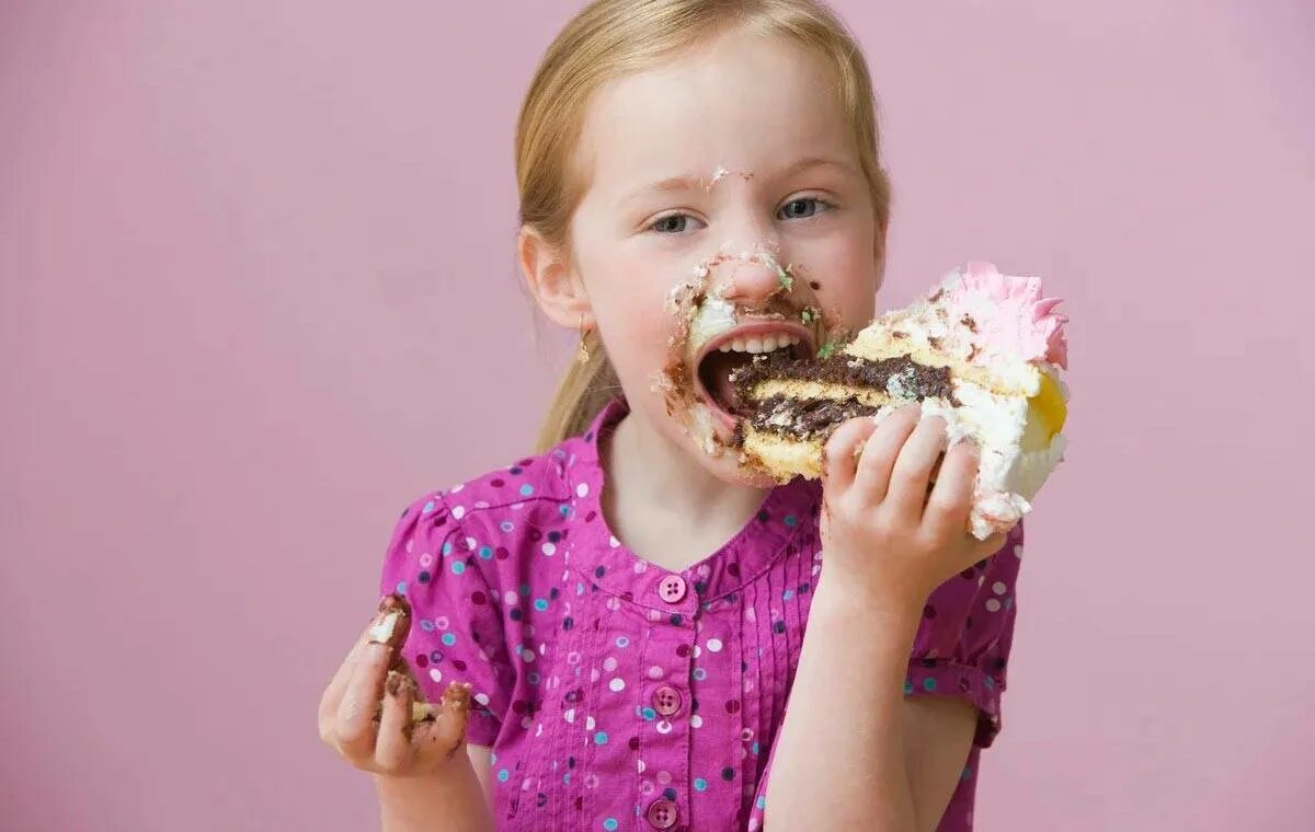 Все ест все давай сладкое любит. Сладости для детей. Торты для детей. Дети и сладкое. Ребенок ест.