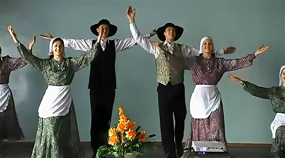 Еврейский костюм для танца. Еврейский костюм для танца. Еврейский танец хава нагила. Еврейский костюм женский. Еврейский национальный танец.