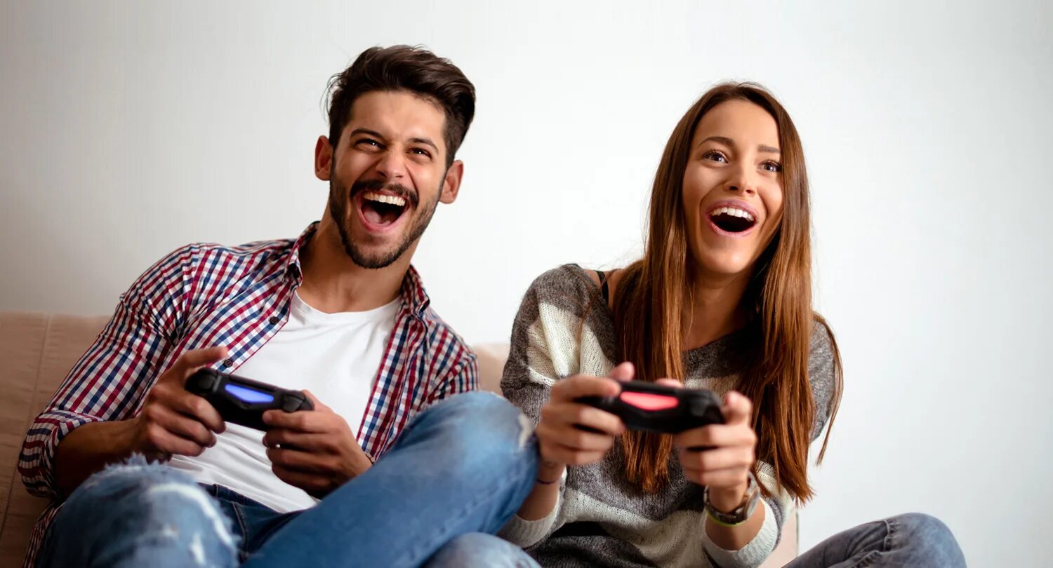 She loves playing. She loves playing. Влюбленные пары. Песня she's not me. Love all play.