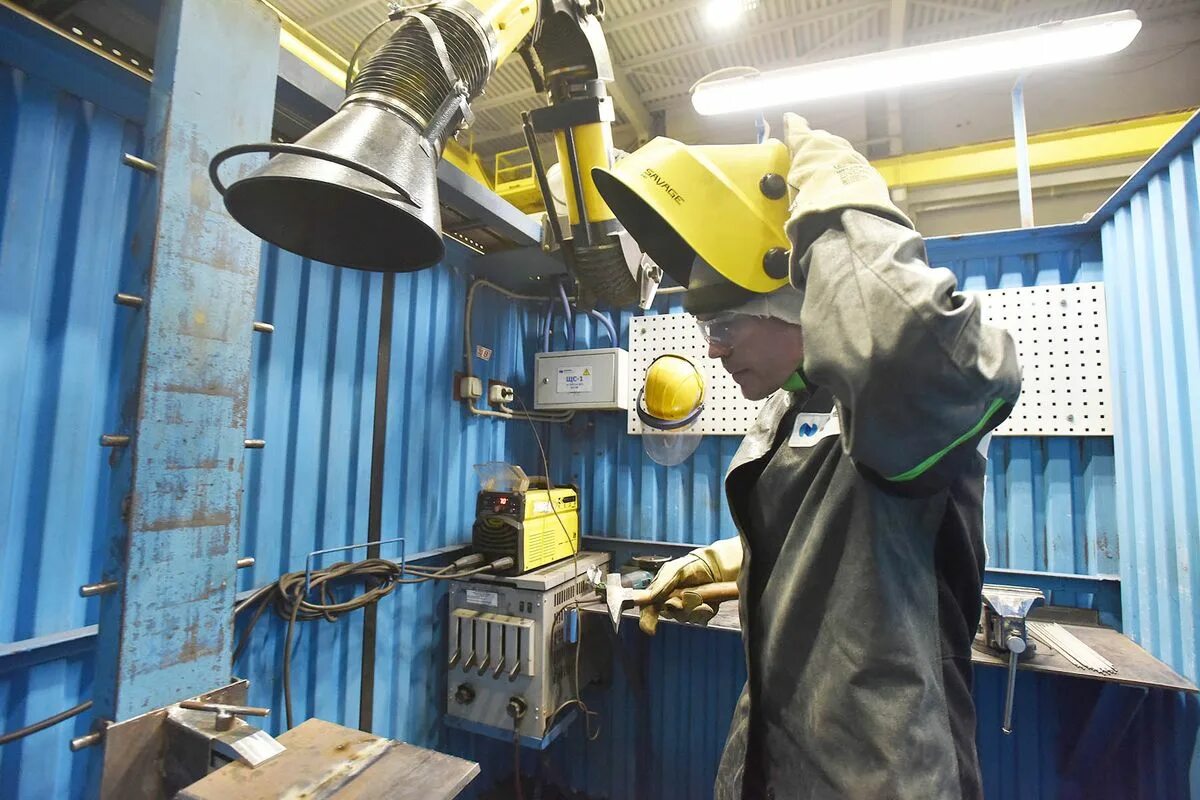 Работа сварщиком в норильске. Безопасник механический завод норильск. Сварочные кабины совплим. Электросварщик ручной сварки. Работа сварщиком в норильске.