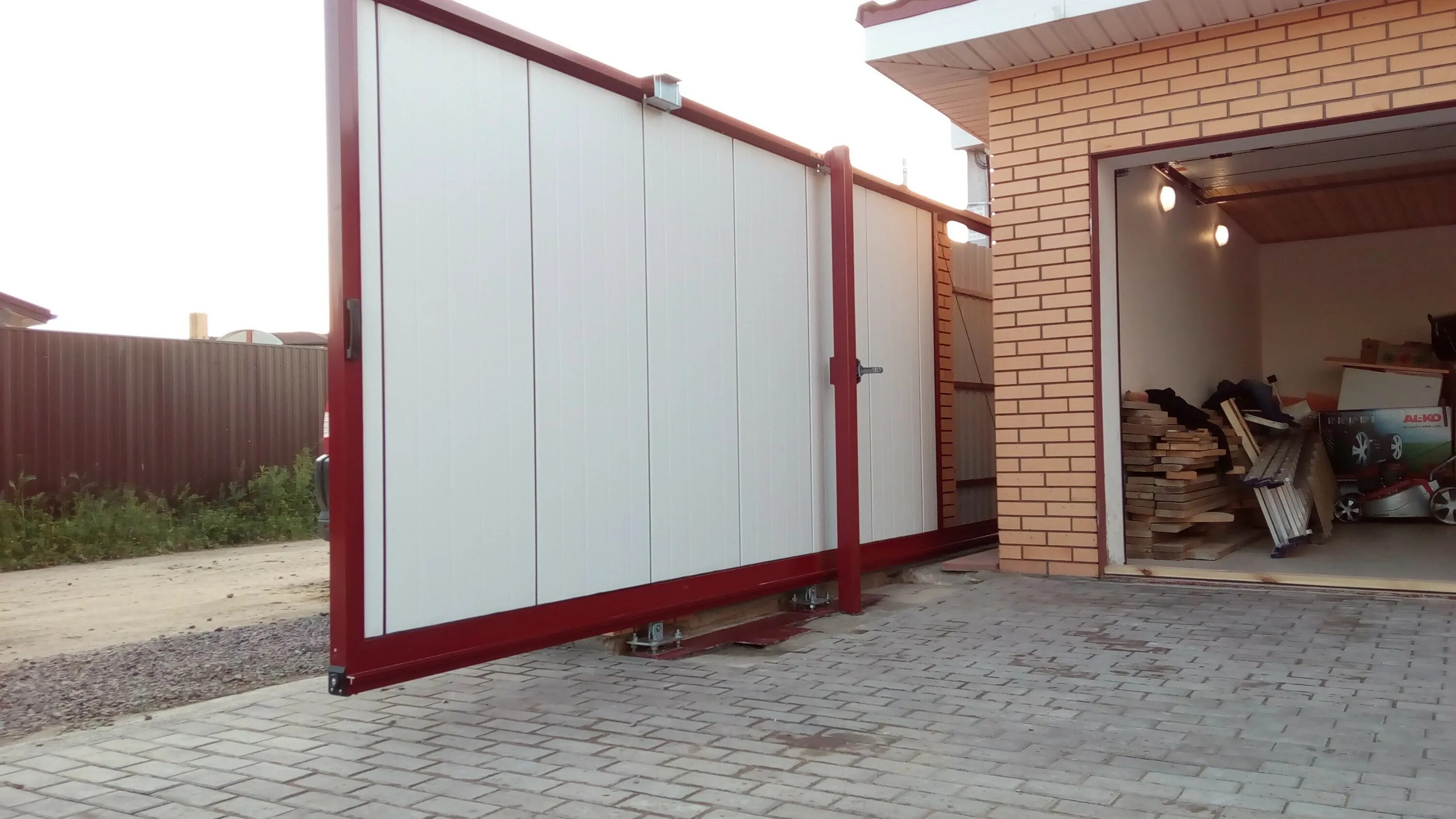 Забор из сендвичных панелей дорхан. Ворота из сэндвича с калиткой. Калитка из сэндвич панелей дорхан. Ворота из сэндвича с калиткой. Распашные уличные ворота дорхан.