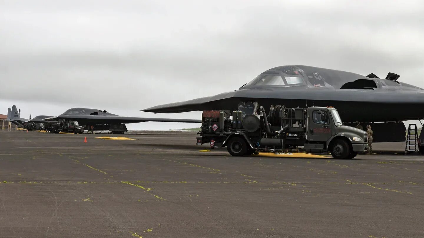 Сша 16 апреля. B-2 Spirit: стелс-бомбардировщик. В-2 Spirit Stealth Bomber 2021. Происшествие база Уайтмен 2021 b-2. Ангары бомбандировщиков в США.
