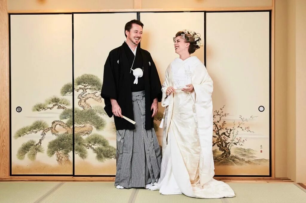 Японская свадьба в традиционном стиле. Японское свадебное платье традиционное. Традиционный японский свадебный наряд. Свадебное платье в японском стиле. Японский жених